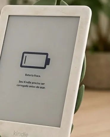 Suporte Folha segurando um Kindle